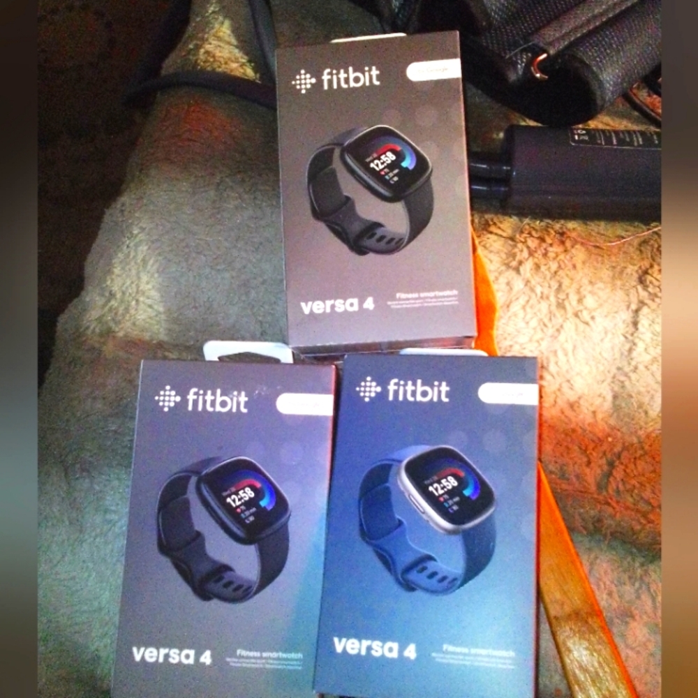 3 Fitbit Versa 4